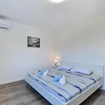 Gust By Interhome *