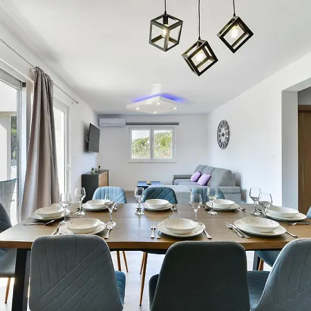 Gust By Interhome Tribalj