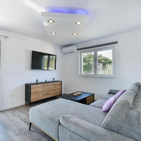 Gust By Interhome * Tribalj